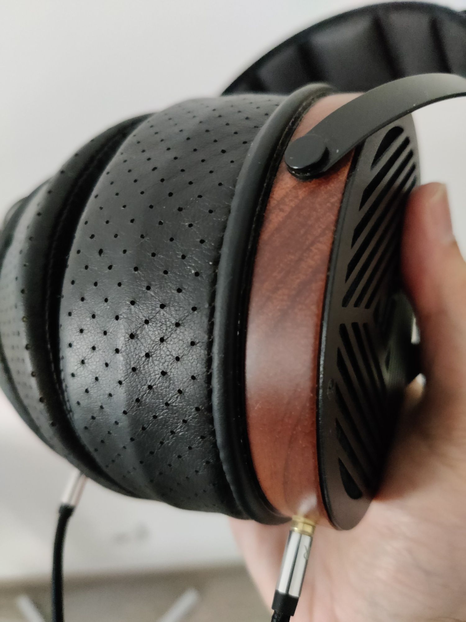 Headphones Monolith M1060