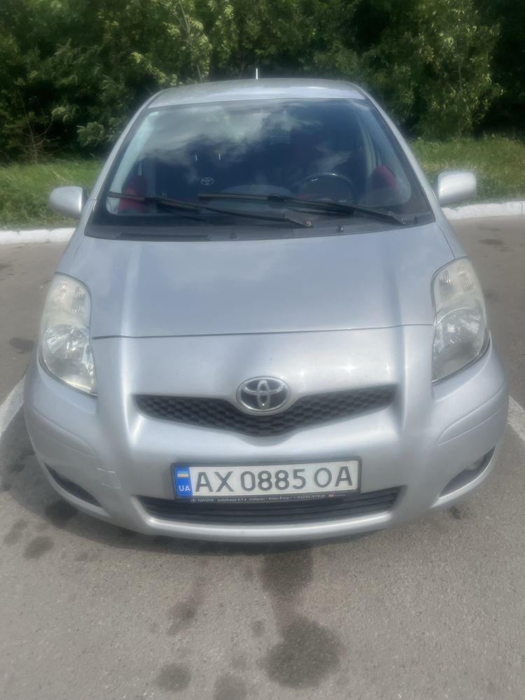 Toyota yaris 1.3 2010 года