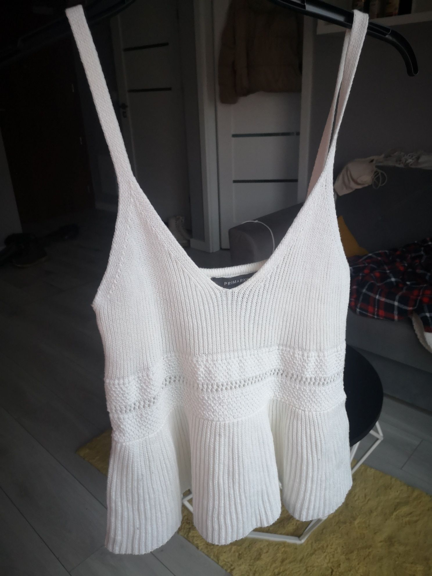 Primark piękny sweterkowy top z baskinką