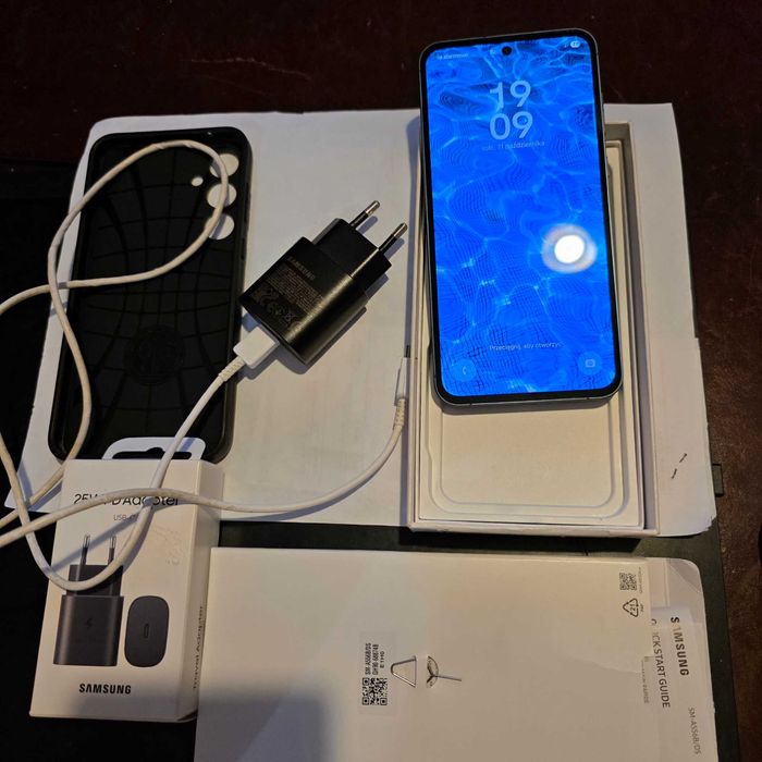 Sprzedam Samsung Galaxy A55 5G  8Ram 128Gb dual sim stan jak nowy.