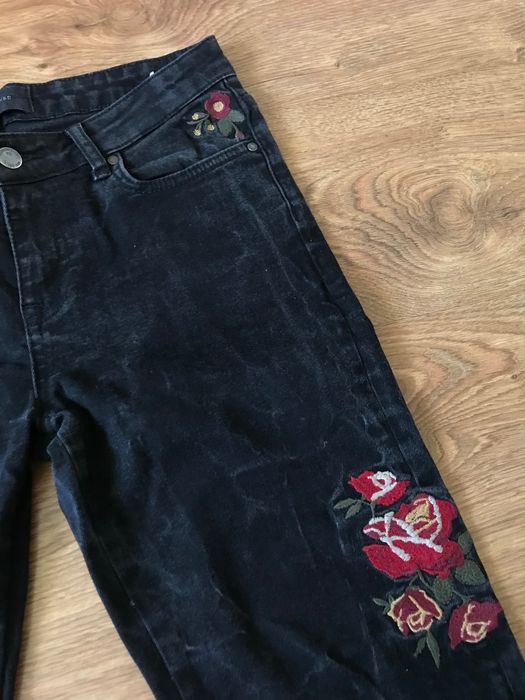 Czarne jeansy straight