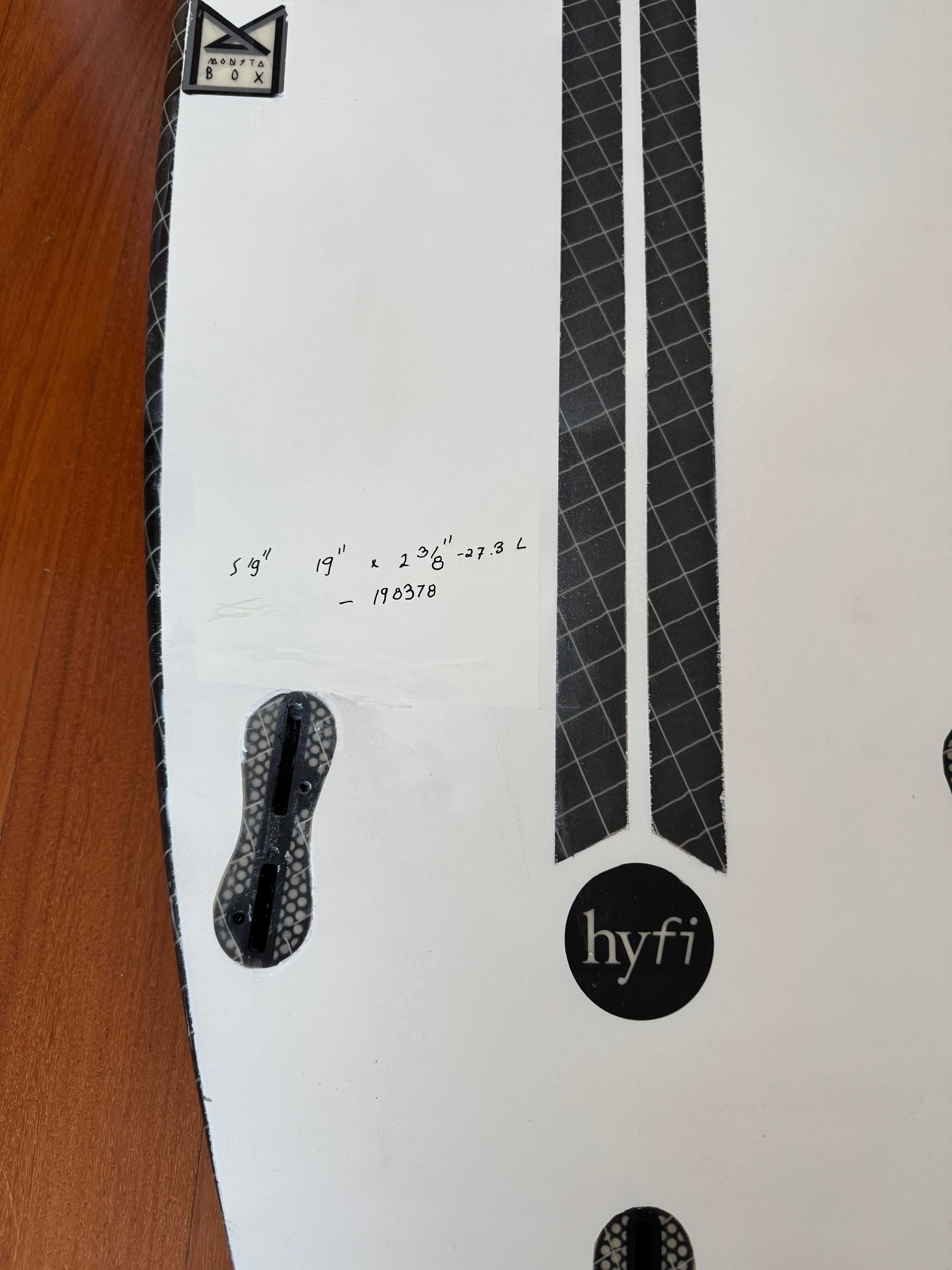 Prancha de surf JS Monsta Box HYFI 5’9 – 27,3 L (custom pintada)