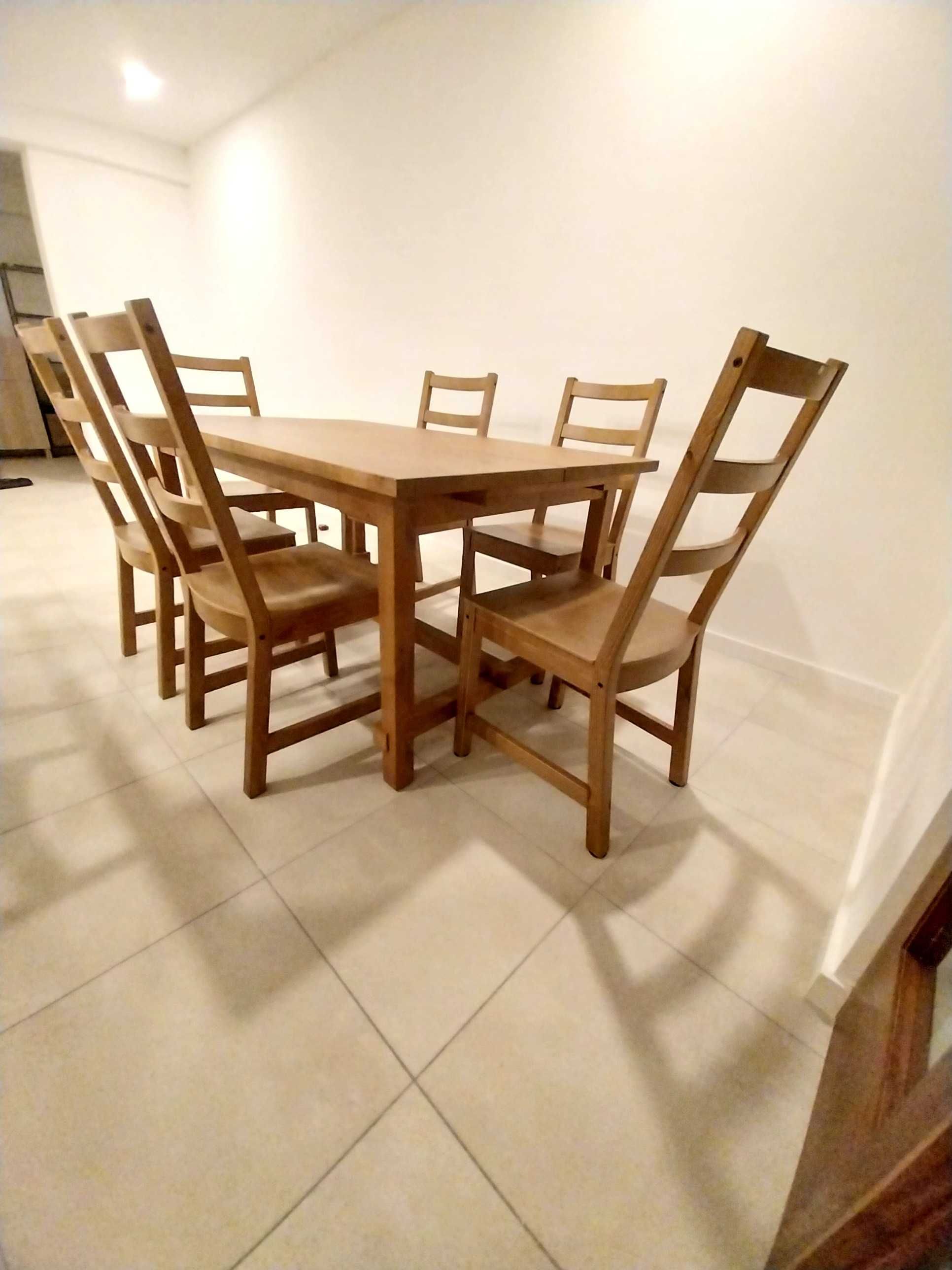 Mesa de jantar  com 6 cadeiras