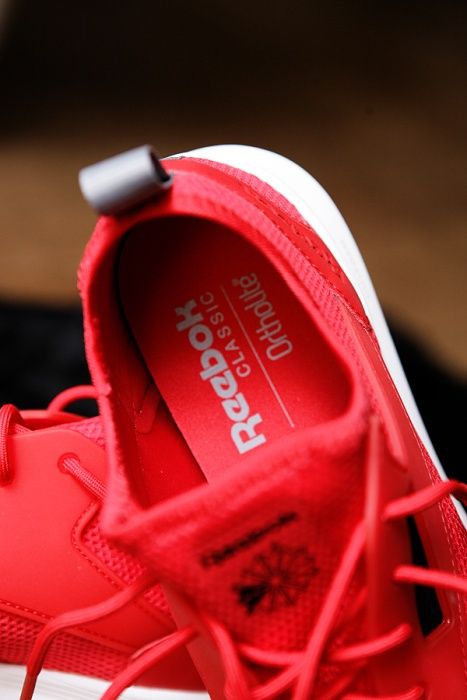 продам ярчайшие легчайшие дышащие кроссовки от бренда Reebok