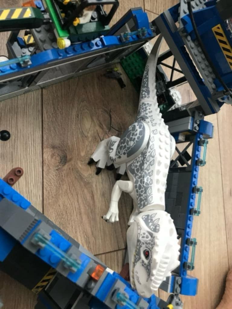 LEGO 75919 Jurassic World: Indominus Rex na wolności
