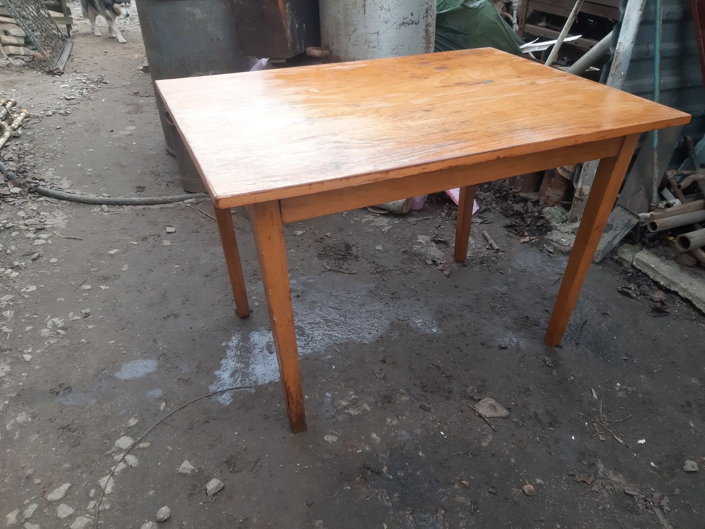 стол деревянный, в хорошем состоянии