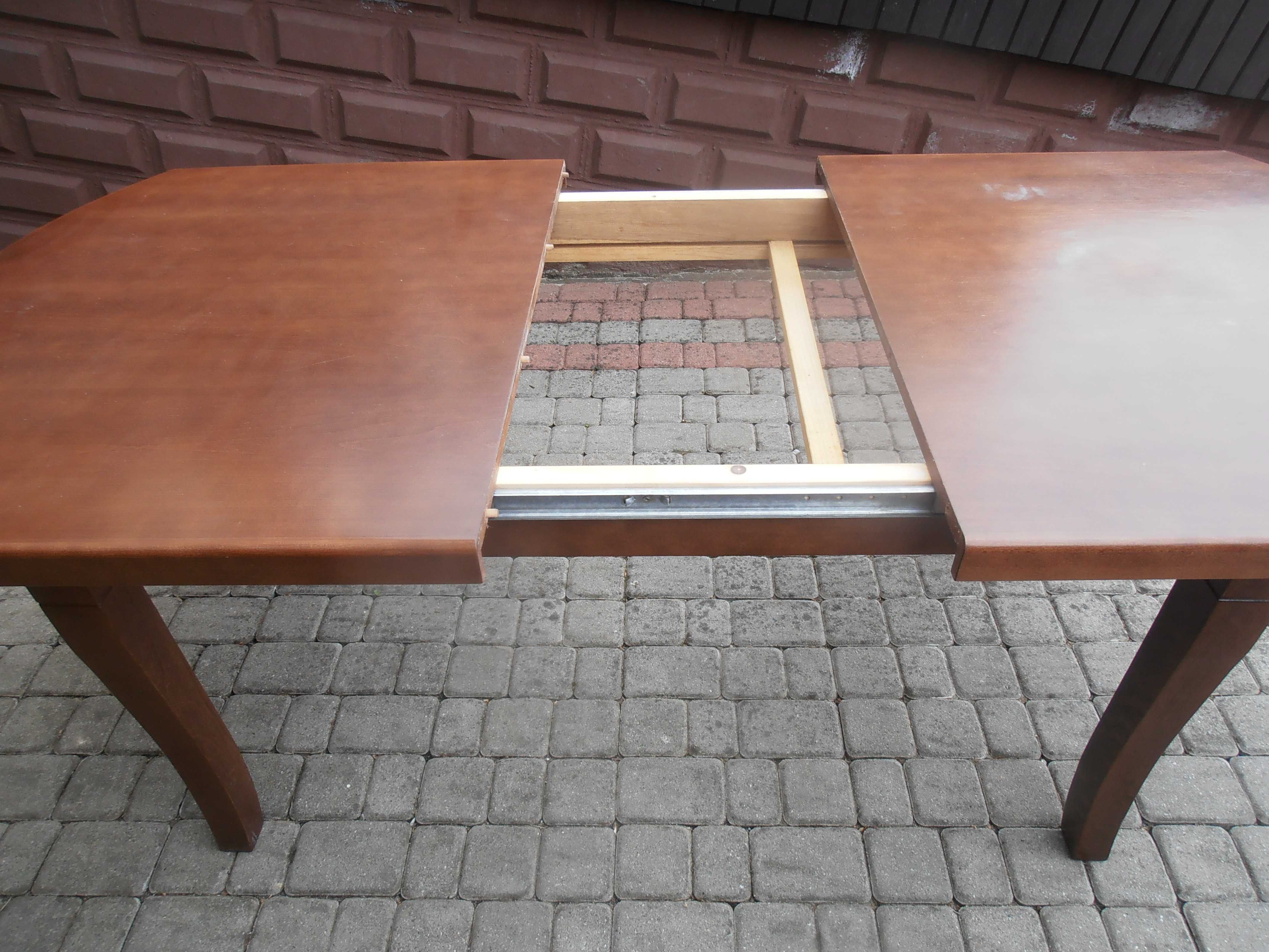 Stół drewniany w dobrym stanie