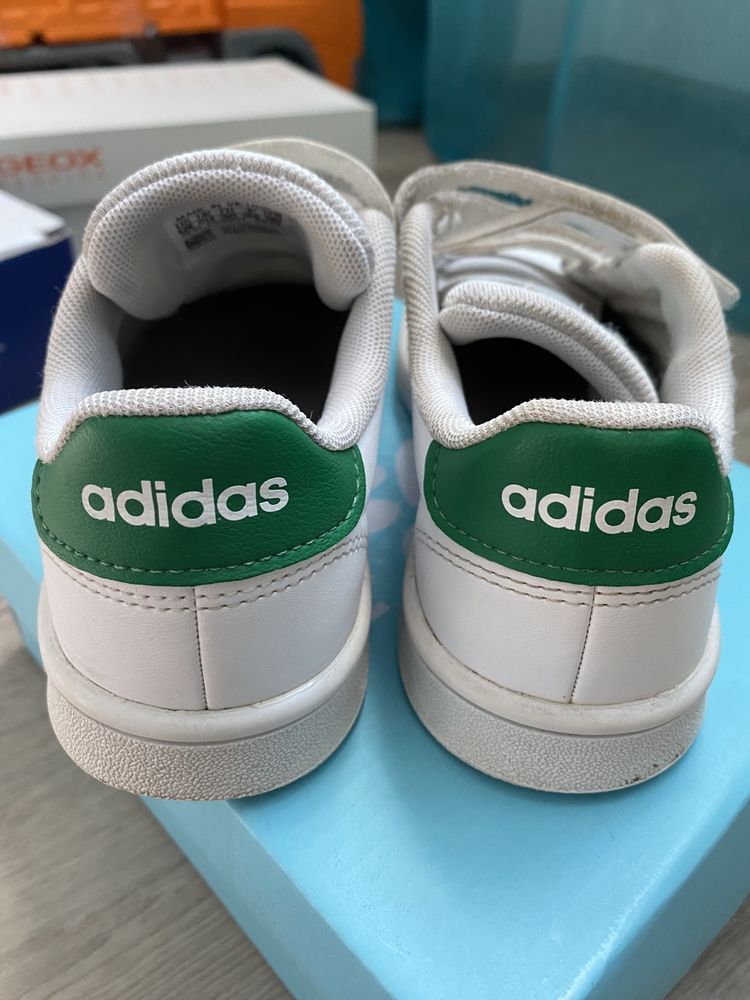 Кеди білі шкіряні adidas