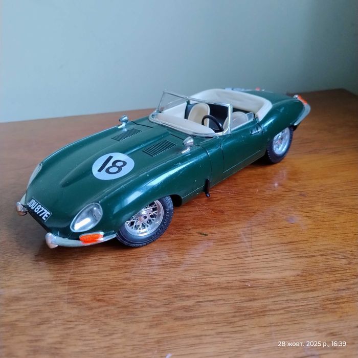 Масштабная модель Jaguar  1961  Bburago Italy    1 : 18
