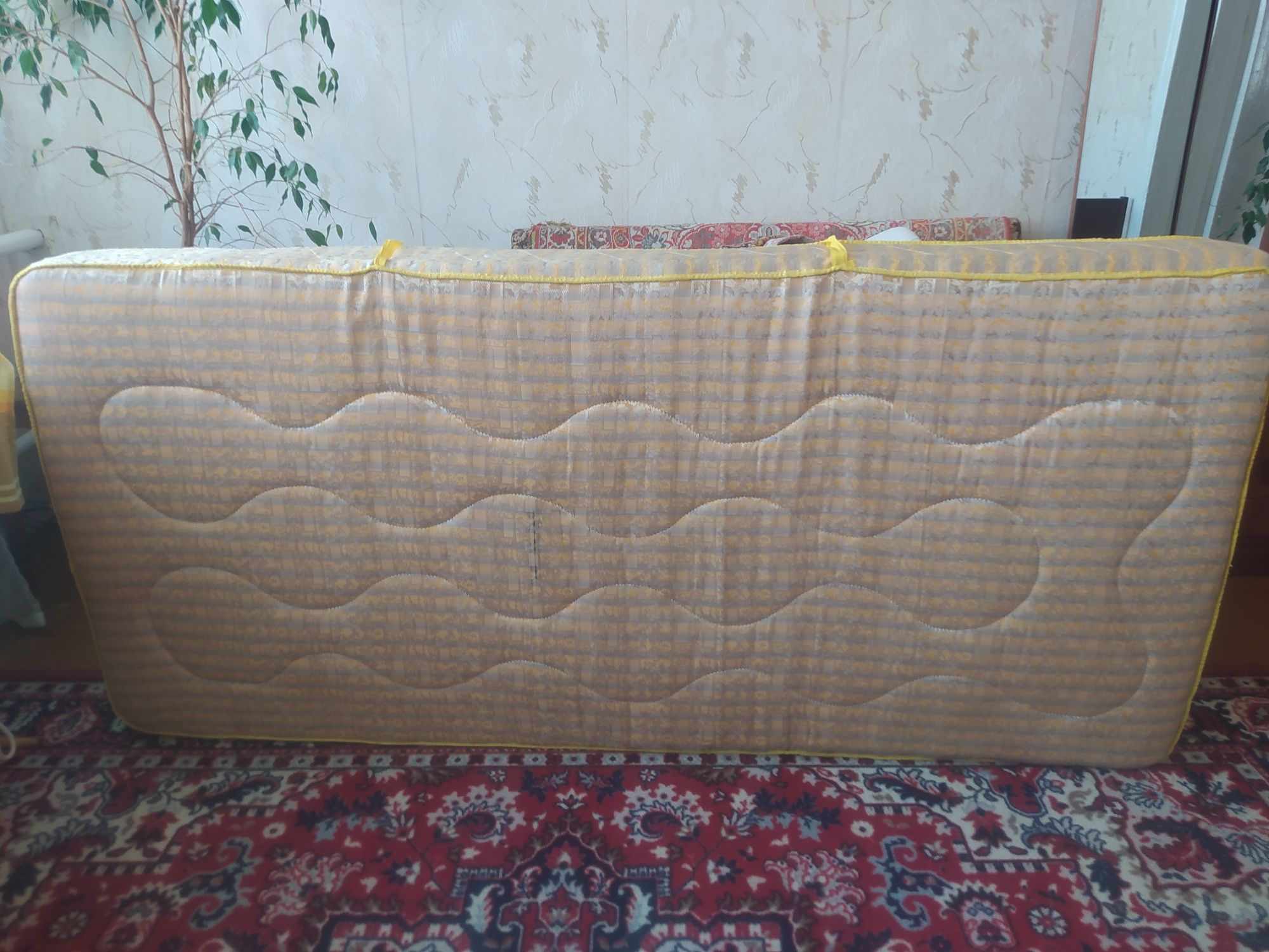 Ліжко з гарним матрацом