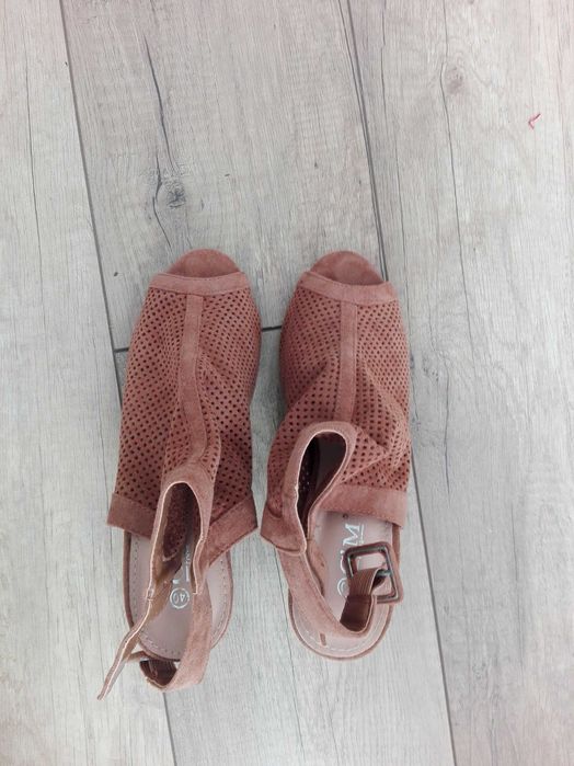 Sandały na słupku r. 40