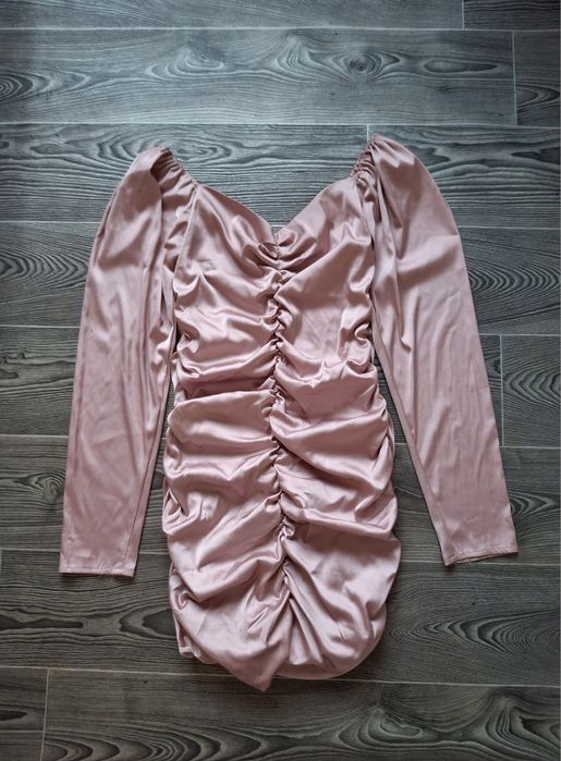 Красива атласна сукня