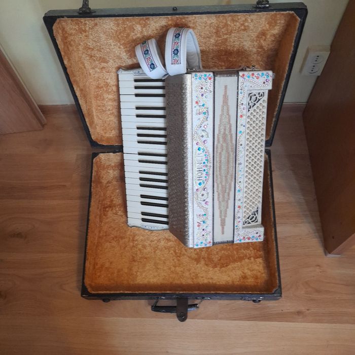 Akordeon HOHNERA 120bas 4chorowy w basie 5chorowy jest w idealnym stan