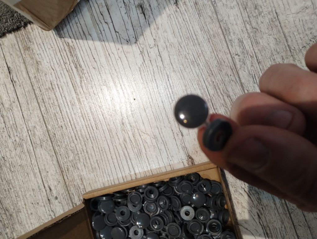 Plastikowa pokrywa z zawiasami do dekoracji