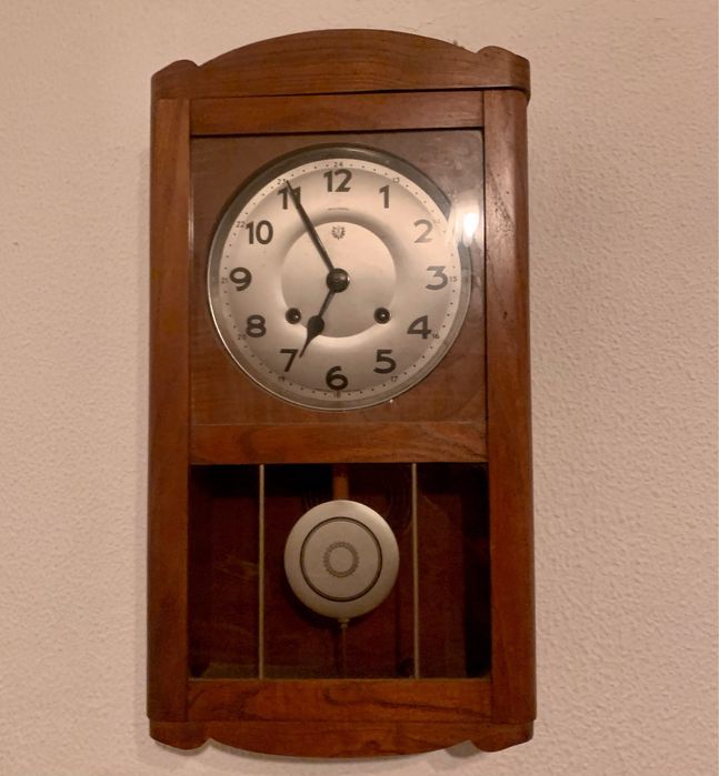 Relogio de madeira com pendulo