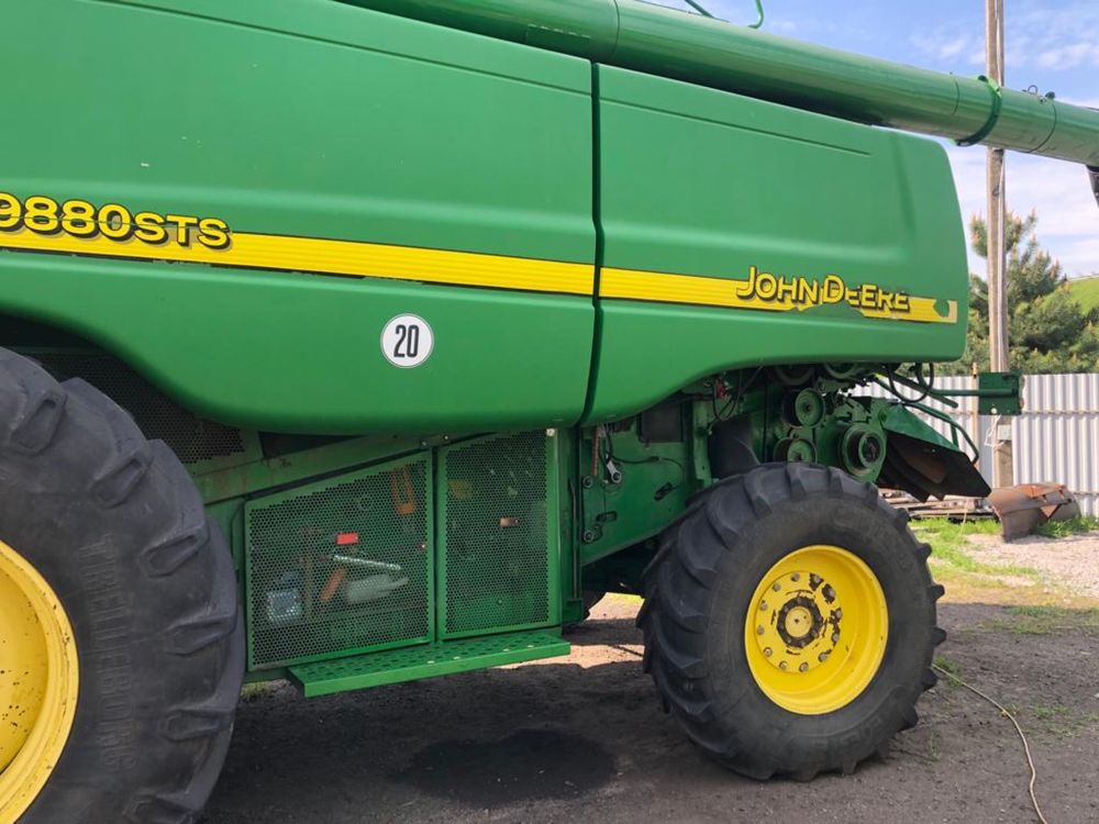 Комбайн  зернозбиральний John Deere 9880 sts