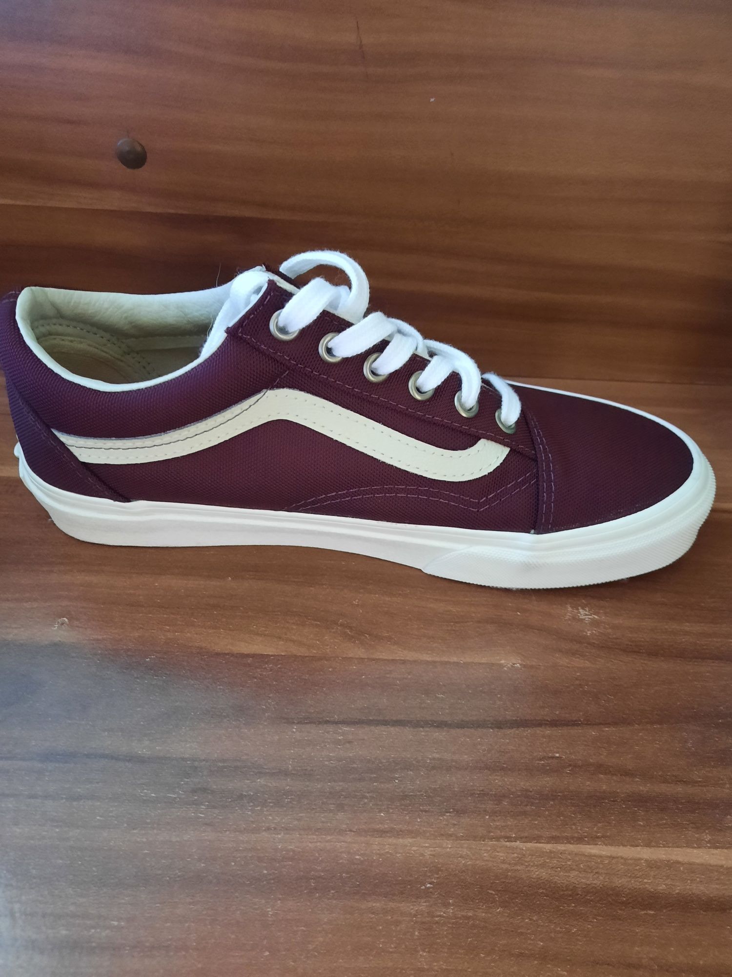 Bordowe buty vans