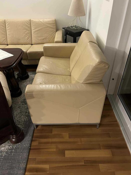 Zadbany zestaw mebli skórzanych w formie sof 3+2 z fotelem (Kler)