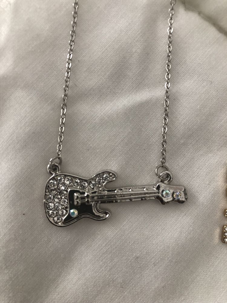Colares pechisbeque LOVE e Guitarra