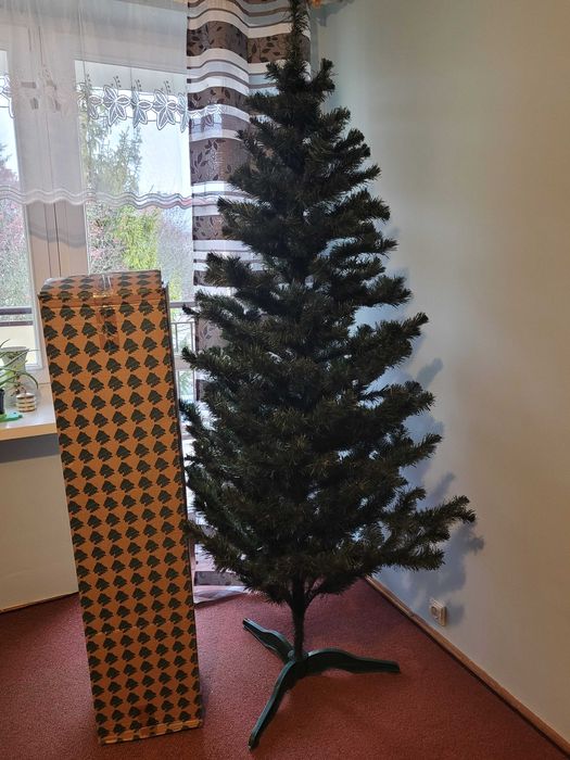 Choinka sztuczna 220 cm ze stojakiem kartonem