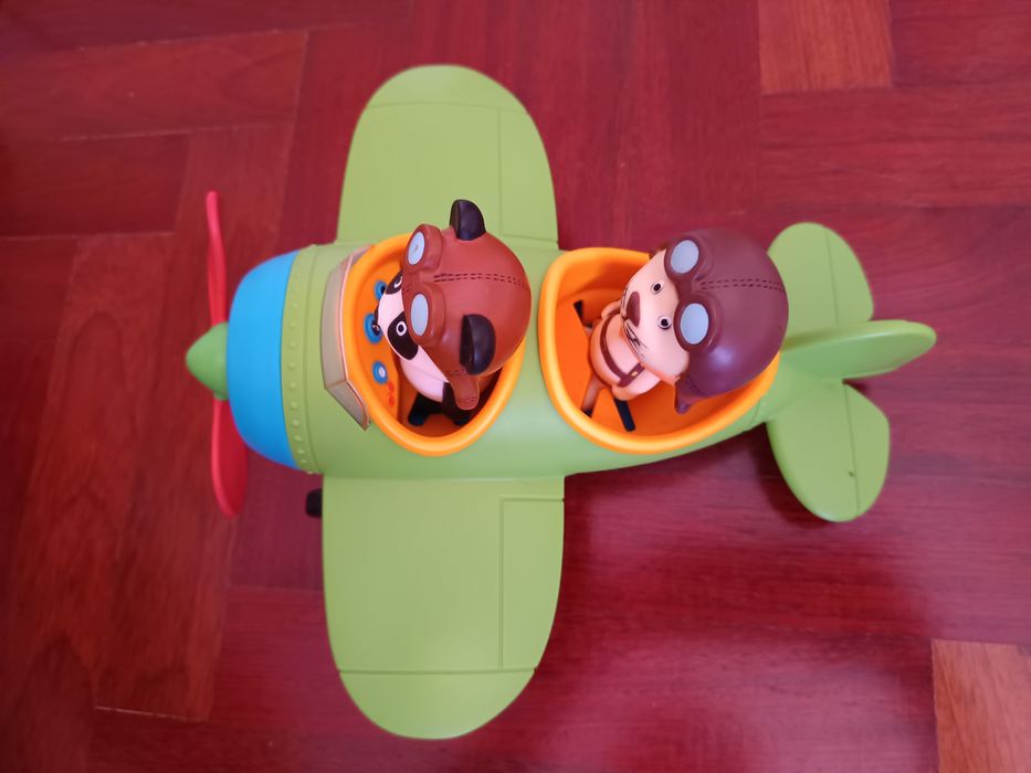 Avião do Panda e figuras
