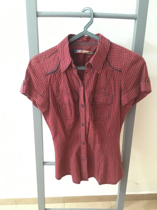 Várias peças de vestuário