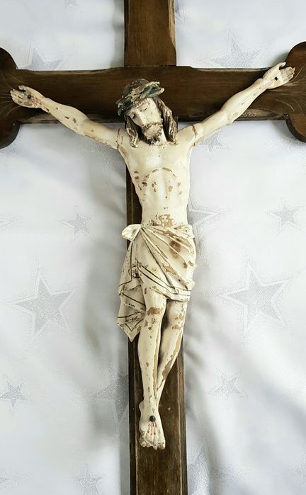 Duży stary drewniany krzyż krucyfiks z pasyjką