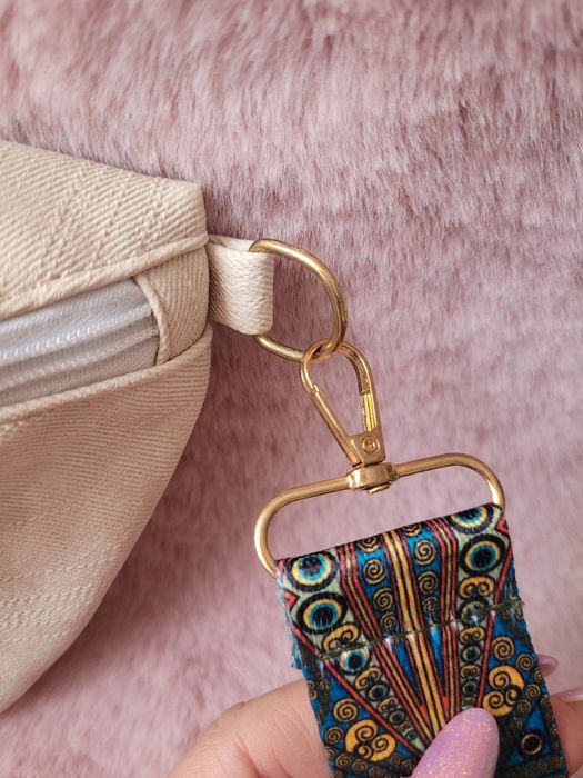 Świetna torebka nerka beżowa kremowa na suwak kolorowy pasek boho idea