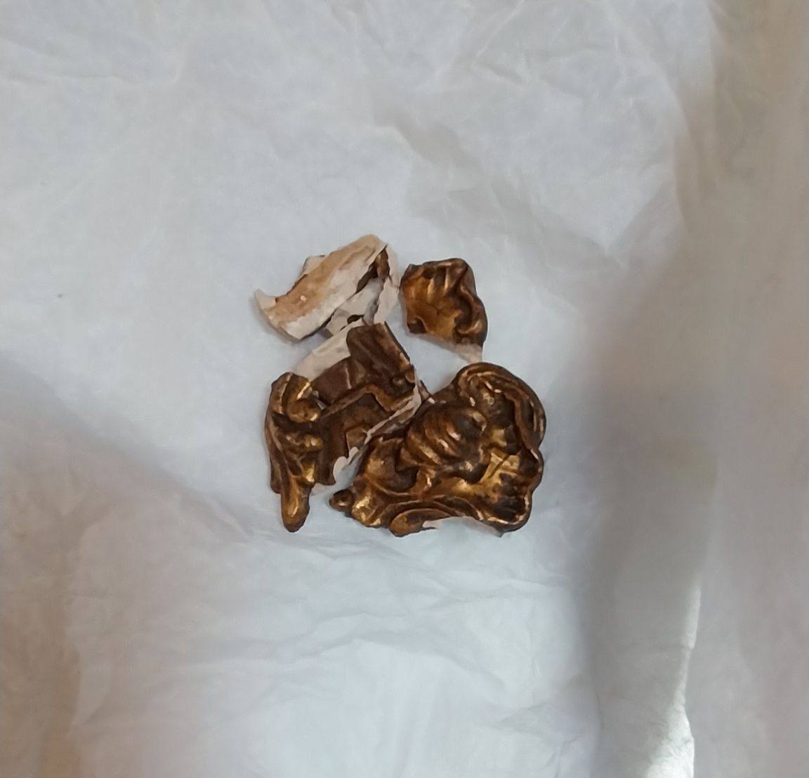 Lindíssimo espelho antigo em gesso dourado