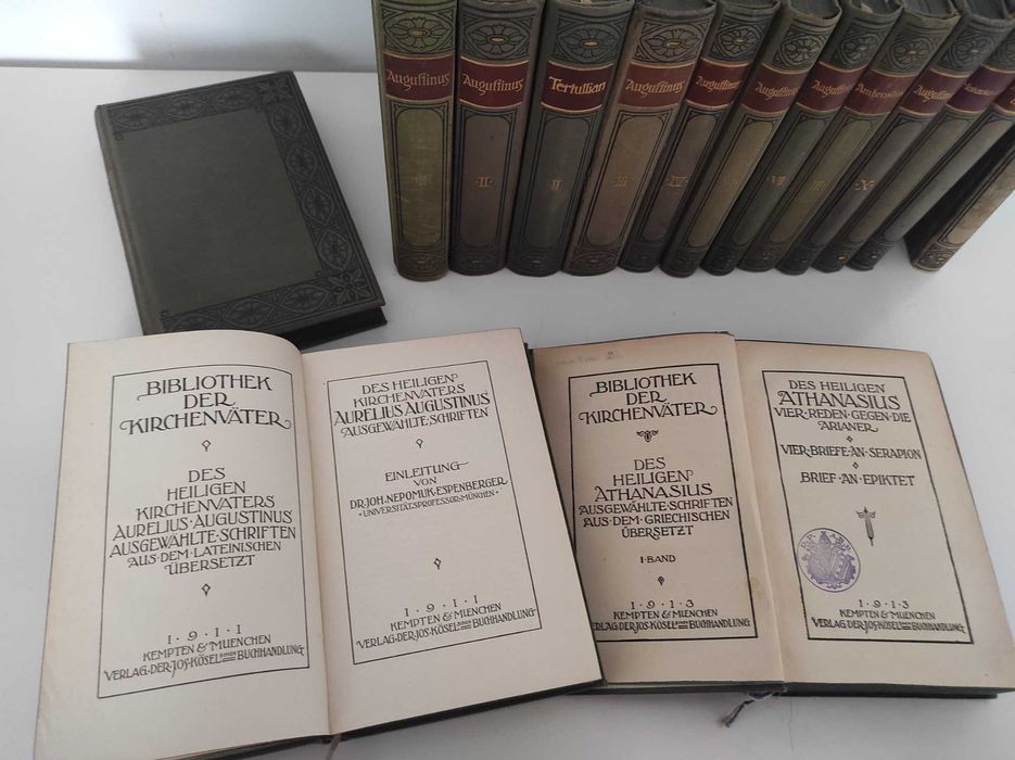 Старинные книги. Священная католическая библиотека.