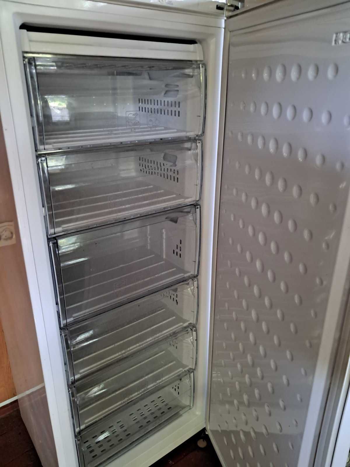 Морозильна камера Beko FS225320