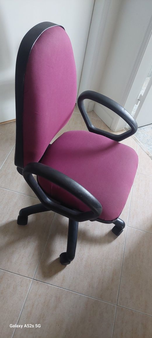 Cadeira com rodas e apoio de braços para escritório