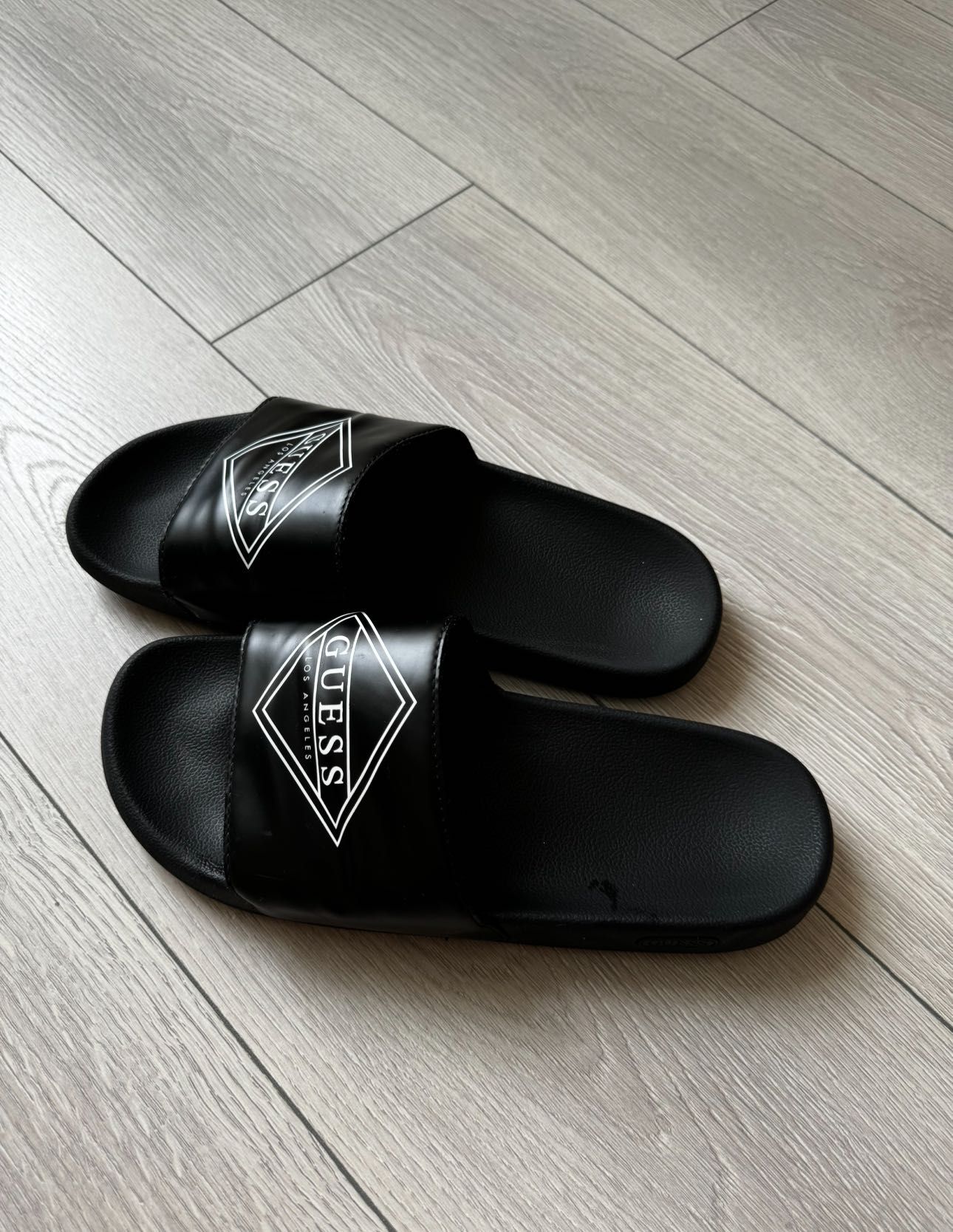 тапки guess шльопанці