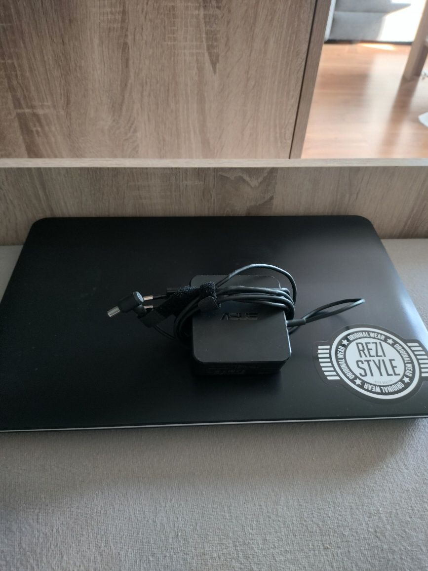 Sprzedam laptopa asus