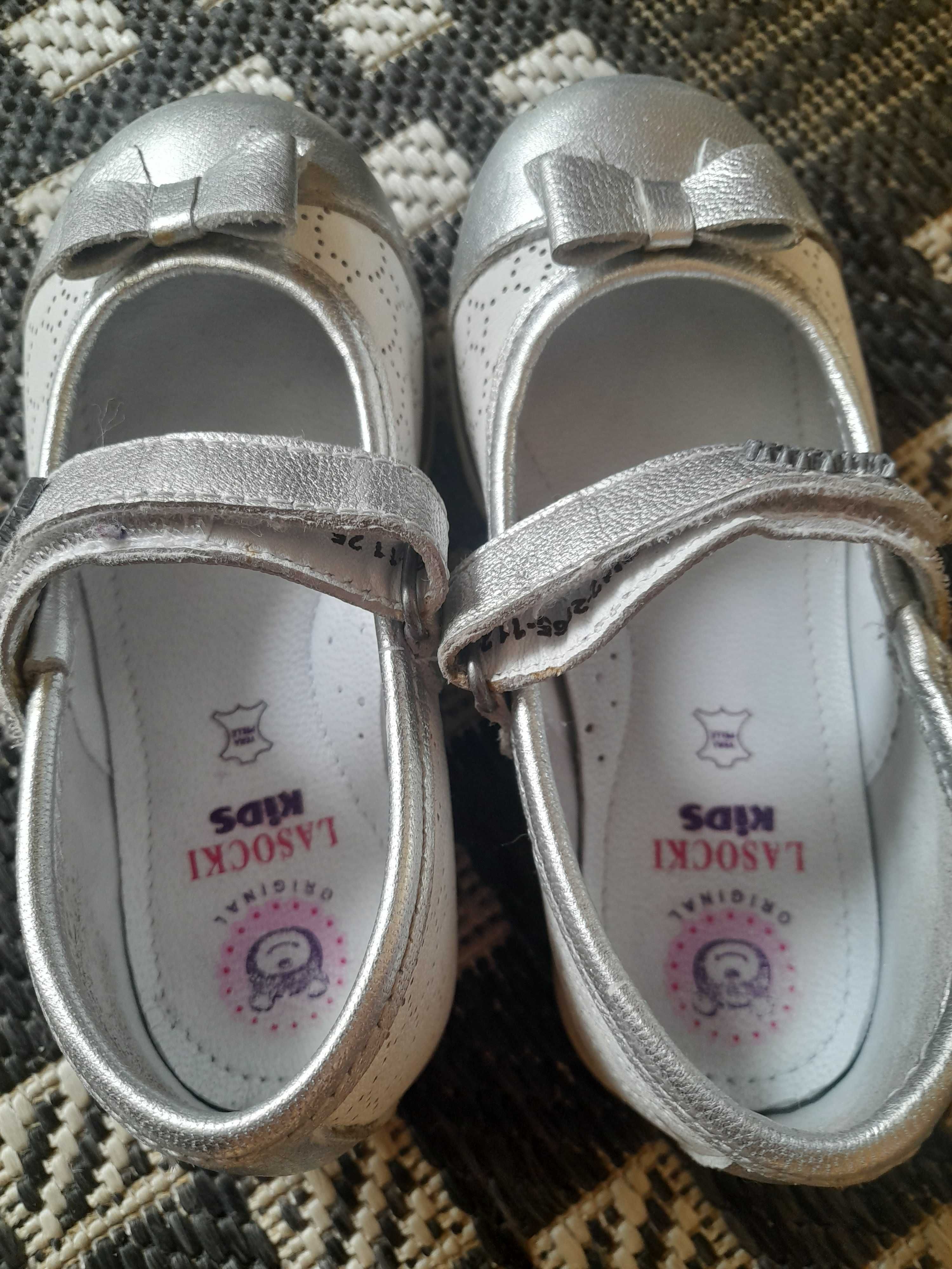 Шкіряні Нарядні туфлі для дівчинки срібно-білі 25розмір