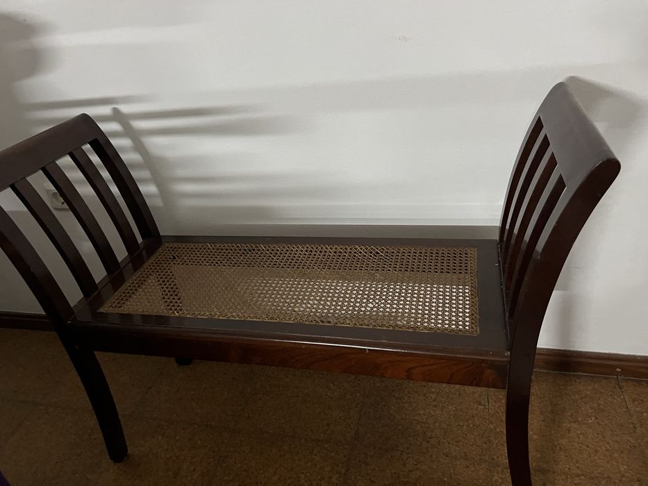 Banqueta de madeira maciça e palhinha