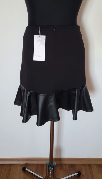 Nowa czarna spódnica damska rozkloszowana z falbankowym wykończeniem