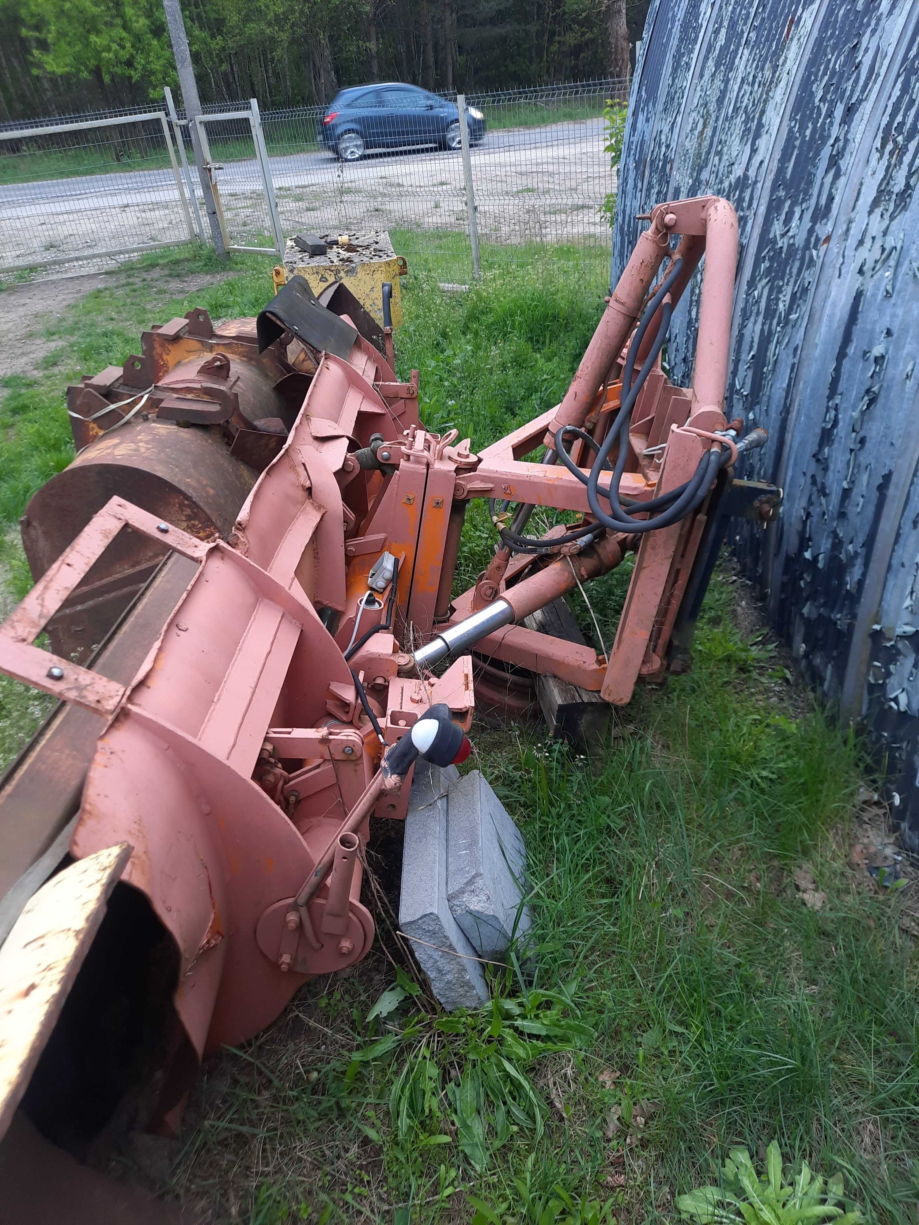 pług UNIMOG do odśnieżania