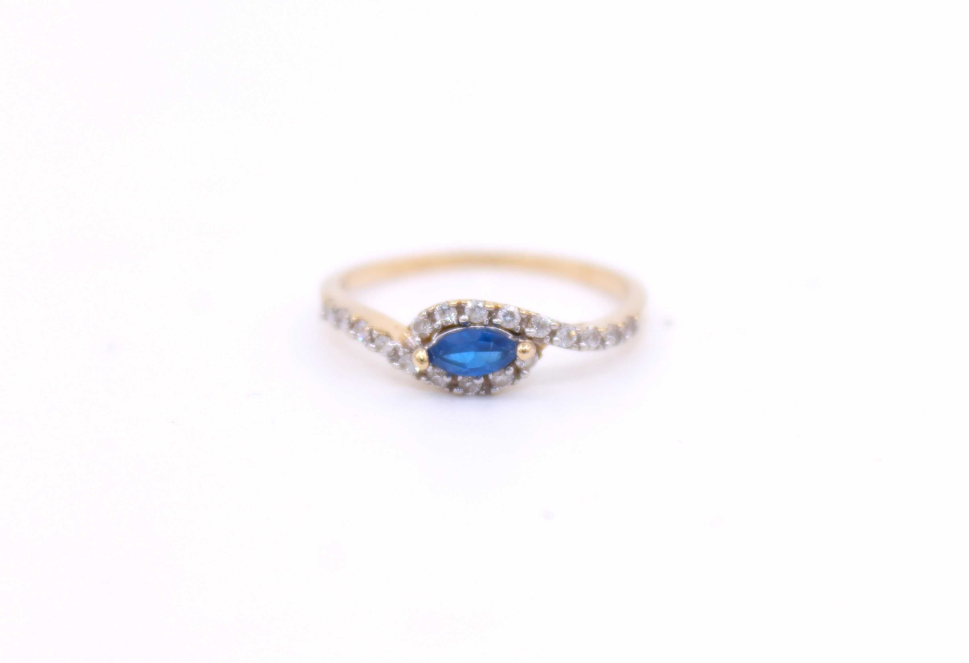 Złoty pierścionek p.585/1,26g z niebieskim kamieniem i cyrkonami