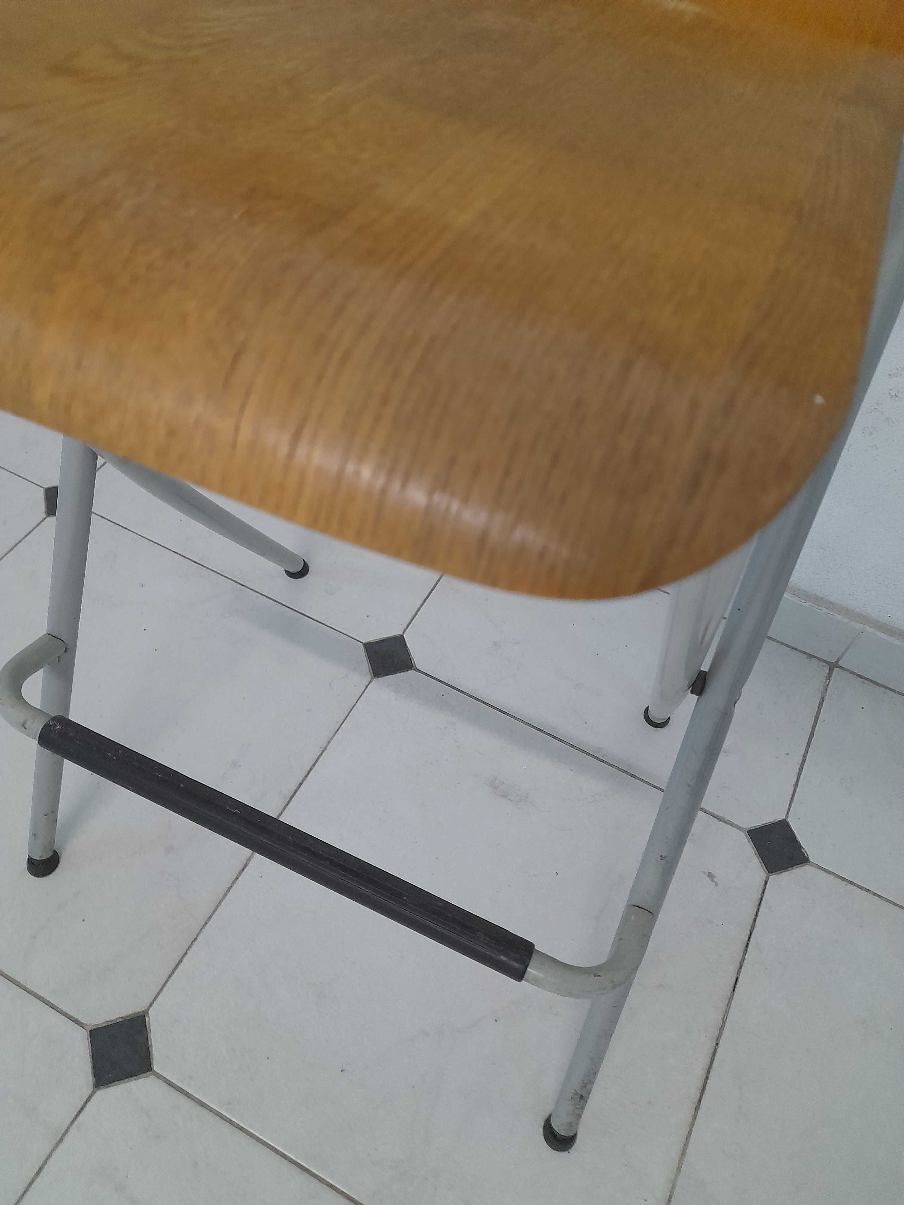 Banco alto/cadeira cerca de um metro, dobravel facil arrumação