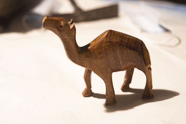 Wielbłąd drewniana figurka ręcznie rzeźbiona Egipt