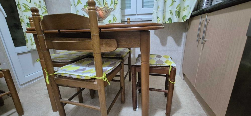 Conjunto mesa e caldeiras de cozinha
