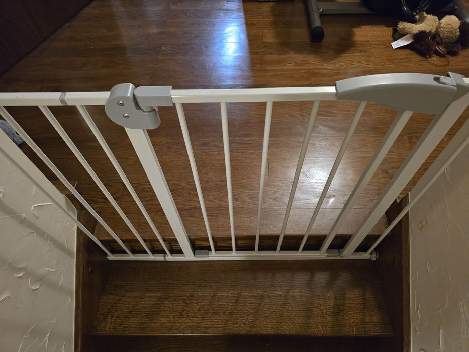 Bramka zabezpieczająca schody dzieci