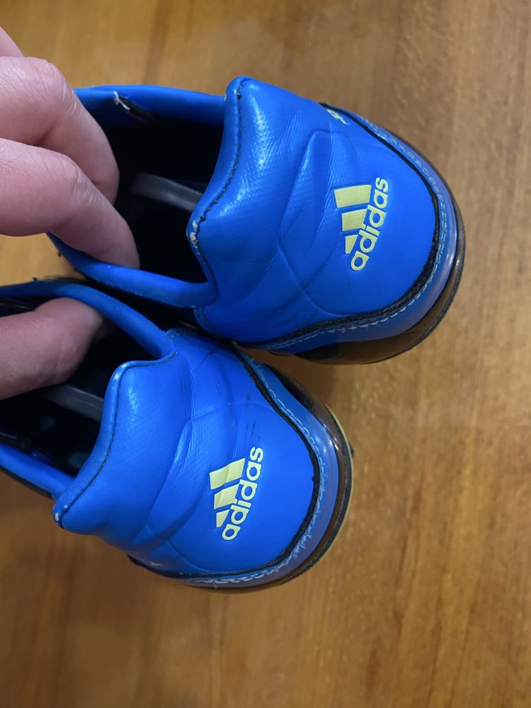 Футбольные бутсы adidas Predator
