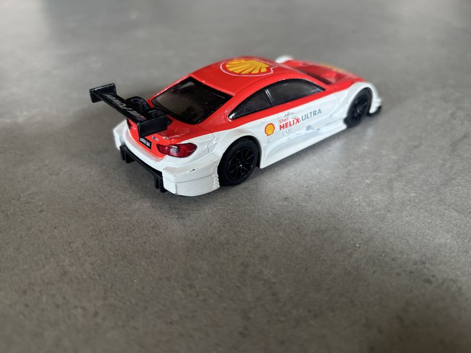 Model CMC Toy skala 1/43 BMW M4 Shell Helix Ultra pull back