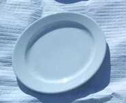 Pratos rasos, brancos de Porcelana