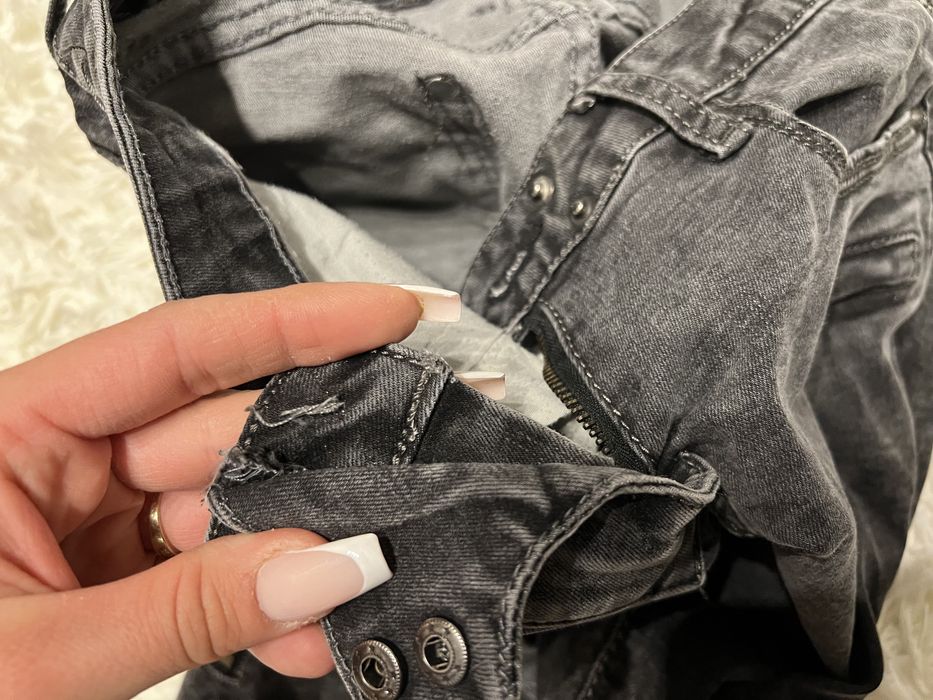 Szare spodnie ze skórzanymi wstawkami