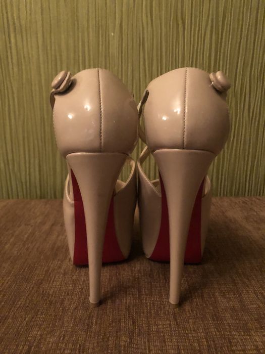 Бомоніжкі на високих підборах бежеві.