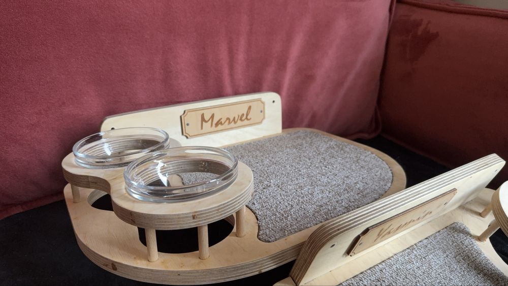 Półka dla kota z miskami i legowiskiem