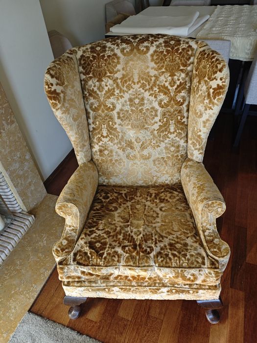 Cadeirão de orelhas antigo